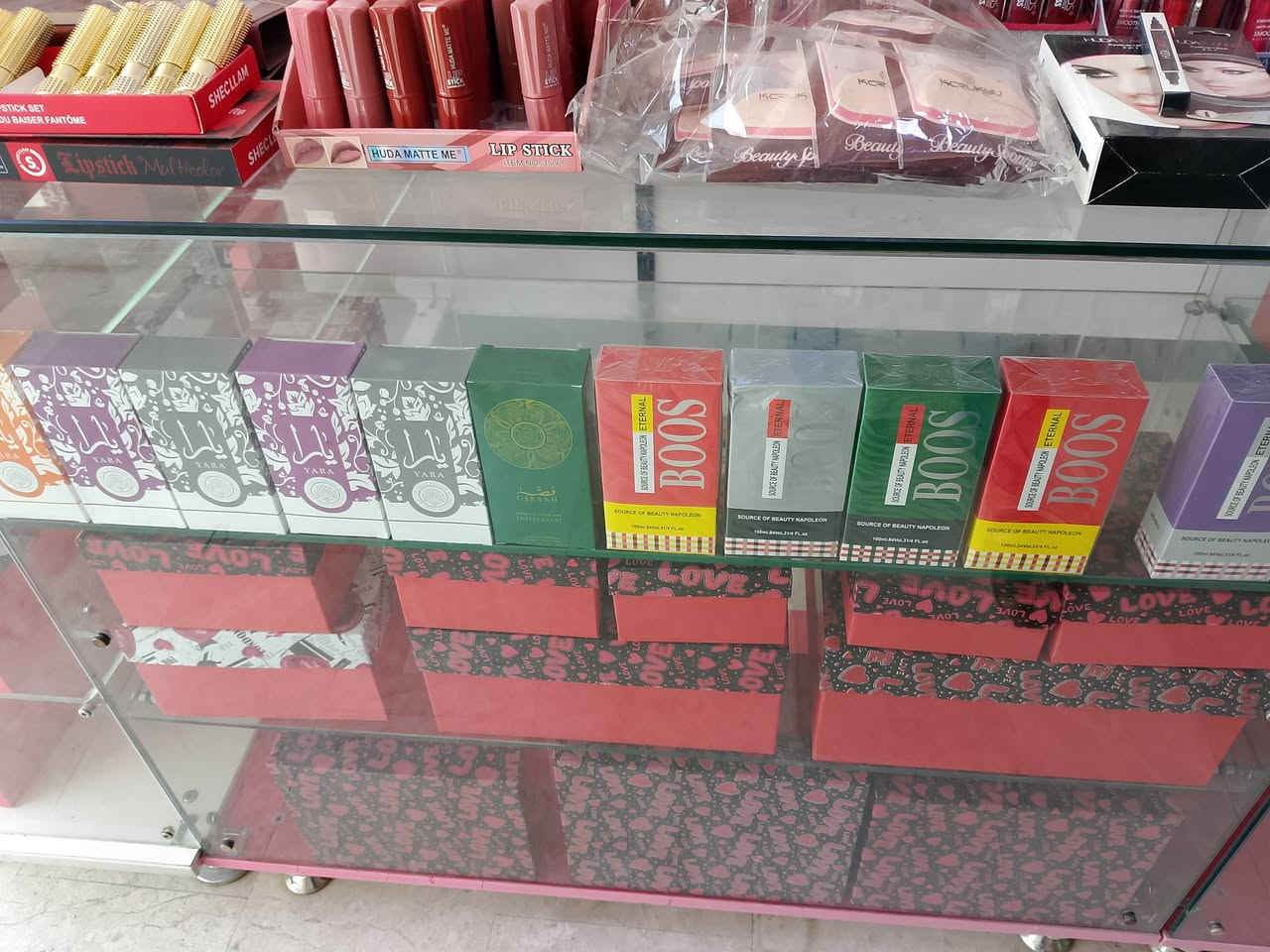 رفوف وفاترينات ومواد تجميل للبيع شلع او حسب الحاجة بسعر مناسب جدا  .. المراسلة واتساب ***********
