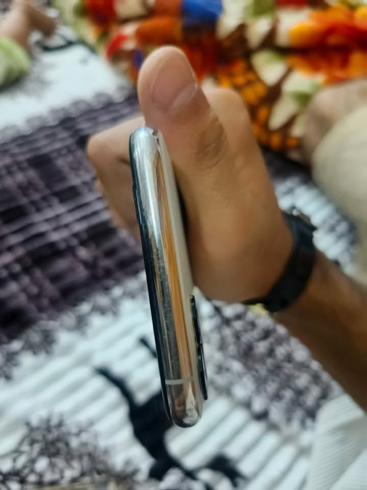 ايفون ١١ برو ماكس للبيع جهاز بطارية خدمة والكامرة بيهة رجة بل اكس 2خفيفة كلش جهاز حلو ونضيف للستفسار ***********
