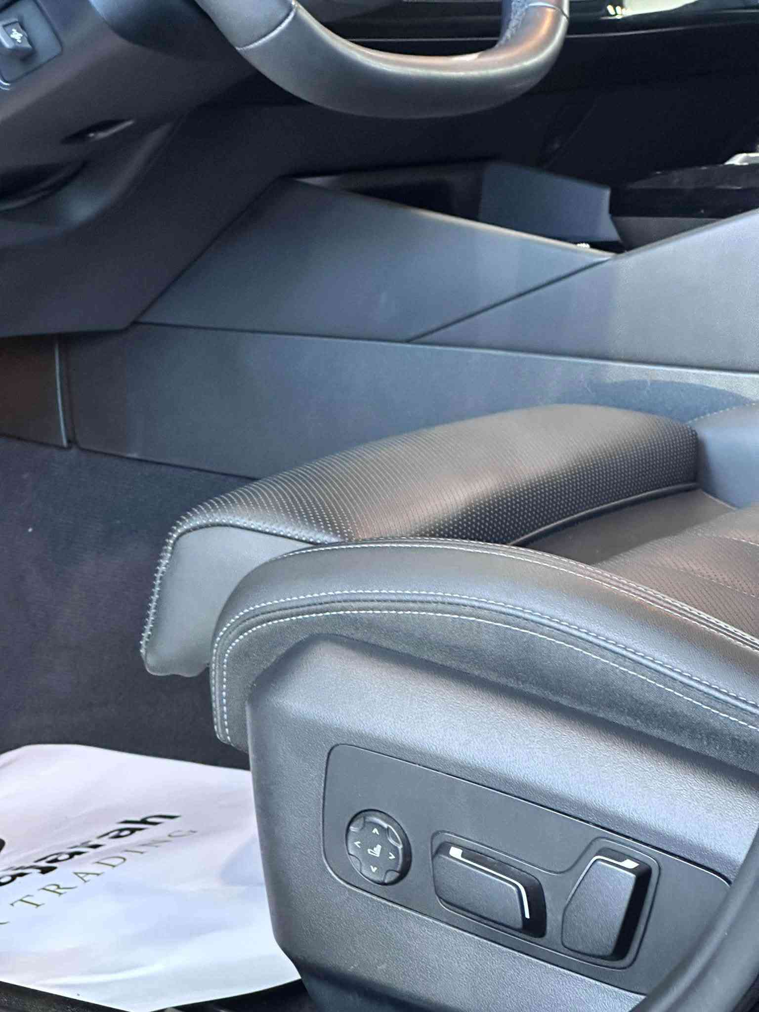 سلاام وعليكم ورحمه لله

2025✨

BMW 530i موديل 2024 (الجيل الجديد G60) - أسود ملوكي 🖤✨
أحدث جيل من الفئة الخامسة لـ BMW، يجمع بين الفخامة المطلقة، التكنولوجيا الحديثة والأداء القوي!
⚙️ المواصفات والميزات الأساسية:
 المحرك: 2.0L TwinPower Turbo (4 سلندر) مدعوم بنظام 48V Mild-Hybrid لتوفير ممتاز في استهلاك الوقود.  
 القوة: 255 حصان (255 hp) وعزم دوران 400 نيوتن متر.
 ناقل الحركة (الغير): أوتوماتيك 8 سرعات (Steptronic Sport).
 التصميم الخارجي: لون أسود ميتاليك لامع، شبك أمامي مميز بالكروم المات، إضاءة أوتوماتيكية ذكية Adaptive LED.  
 التكنولوجيا والأمان:
 نظام كاميرات 360 درجة (Surround View).  
 رادارات أمامية وخلفية مع أنظمة المساعدة على القيادة وتحديد المسار.
 الشاشة الشاشات المزدوجة المُنحنية (BMW Curved Display) بنظام iDrive 8.5 الحديث.
 عجلات (جنوط) أصلية قياس 19 إنش.  
📍 الموقع: معرض المجرة لتجارة السيارات (Al Majarah Car Trading)
☎️***********
