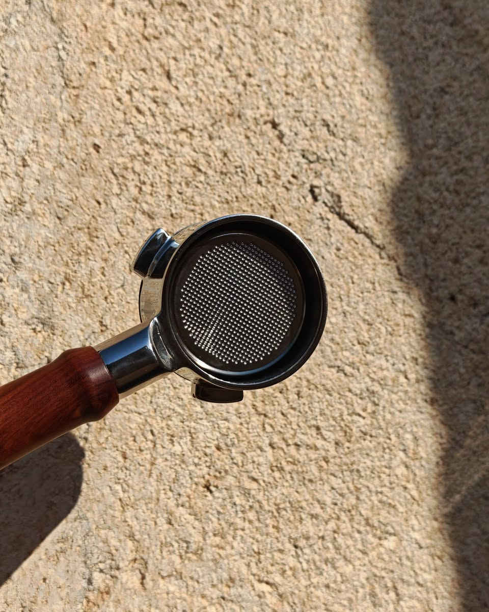 بورتافلتر  احترافي مكشوف خشبي  قياس 54 ملم (Bottomles   Portafilter) بجودة عالية، مصنوع من الفولاذ المقاوم للصدأ (ستانلس ستيل) مع مقبض خشبي أنيق ومريح في اليد. مناسب لعشاق القهوة والباحثين عن استخلاص مثالي ومراقبة جودة الاستخلاص في كل كوب.
متوفر توصيل
