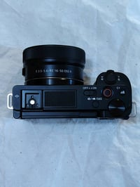 سوني ZV-E10 • عدسة 16-50mm • شتر ١٠٨١