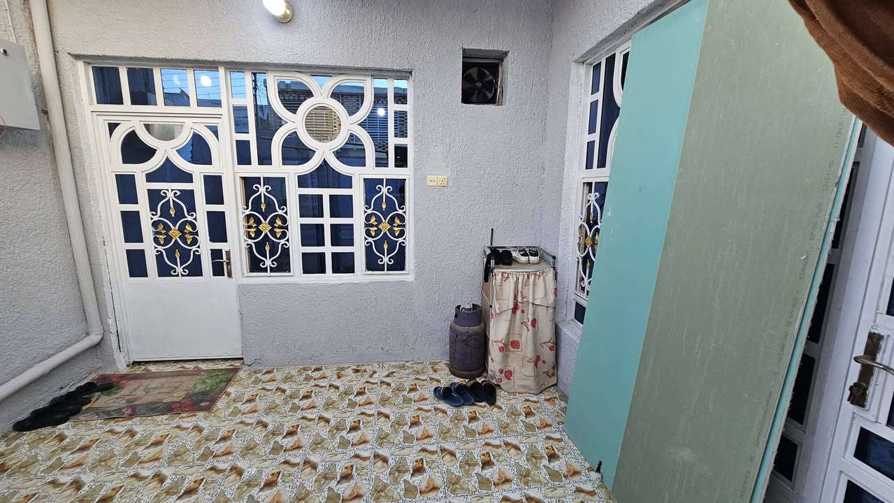 عقار للبيع
حي الانصار جهه اليسرى الفرع مقابيل مدرسه الاقدام عرض شارع 10م ومساحه البيت 120م 
الطابق الاول:  الاساس والسقف صب 
استقبال 
مطبخ 
صاله 
غرفه 
مناور 2 
صحيات داخليه وخارجيه 
الطابق الثاني: السقف عكاده 
غرفه سويت 
صاله 
سطح كبير 
مخزن 
والاستفسار مراسه او الاتصال على الرقم 
***********
