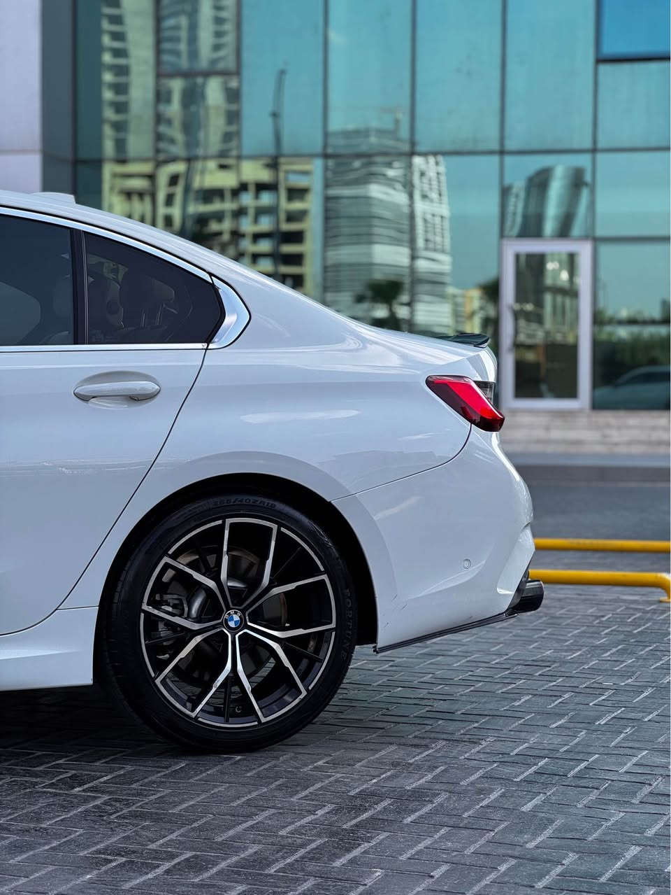 Bmw 330i s drive كلين 
بي ام 330i دفع خلفي فول كلين بدون صبغ 
داخل بيج 
سيارة ما بيه رصعة شخط صبغ مكفول 
بس بيه دعامية امامية واي شبر بونيت تعديل 
و ايرباك ستيرن طاك 
گير محركات اب شرط 
سعر كلش مناسب 
سعر 239 ورقة مجال حق الجية 
ماشية ٦٠ الف مايل 
مكان السيارة اربيل 
واتساب *********** أربيل, العراق
