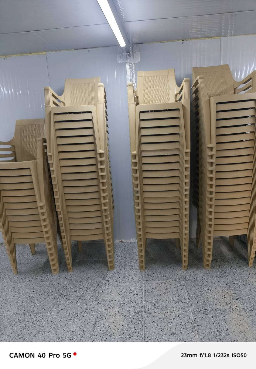 أغراض للبيع قاصات سعر الوحده 750 الف الكراسي سعر الكرسي الواحد 10 ديوان جلسات عربيه سعر 650 الف. ملاحظة الكميات بيه خصومات ***********
