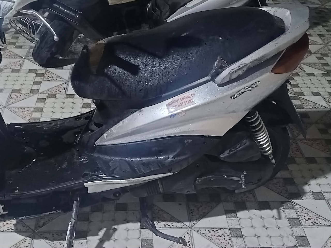 السلام عليكم
سكنس للبيع    سعر 350وبيها مجال شوية

المكينة مال سكنس جبلي بلاد مكينة ناعمة 
نواقصها باتري بس تشتغل سلف هندر كاملة
مكاني بعقوبة التحرير
الاتصال ب ***********
