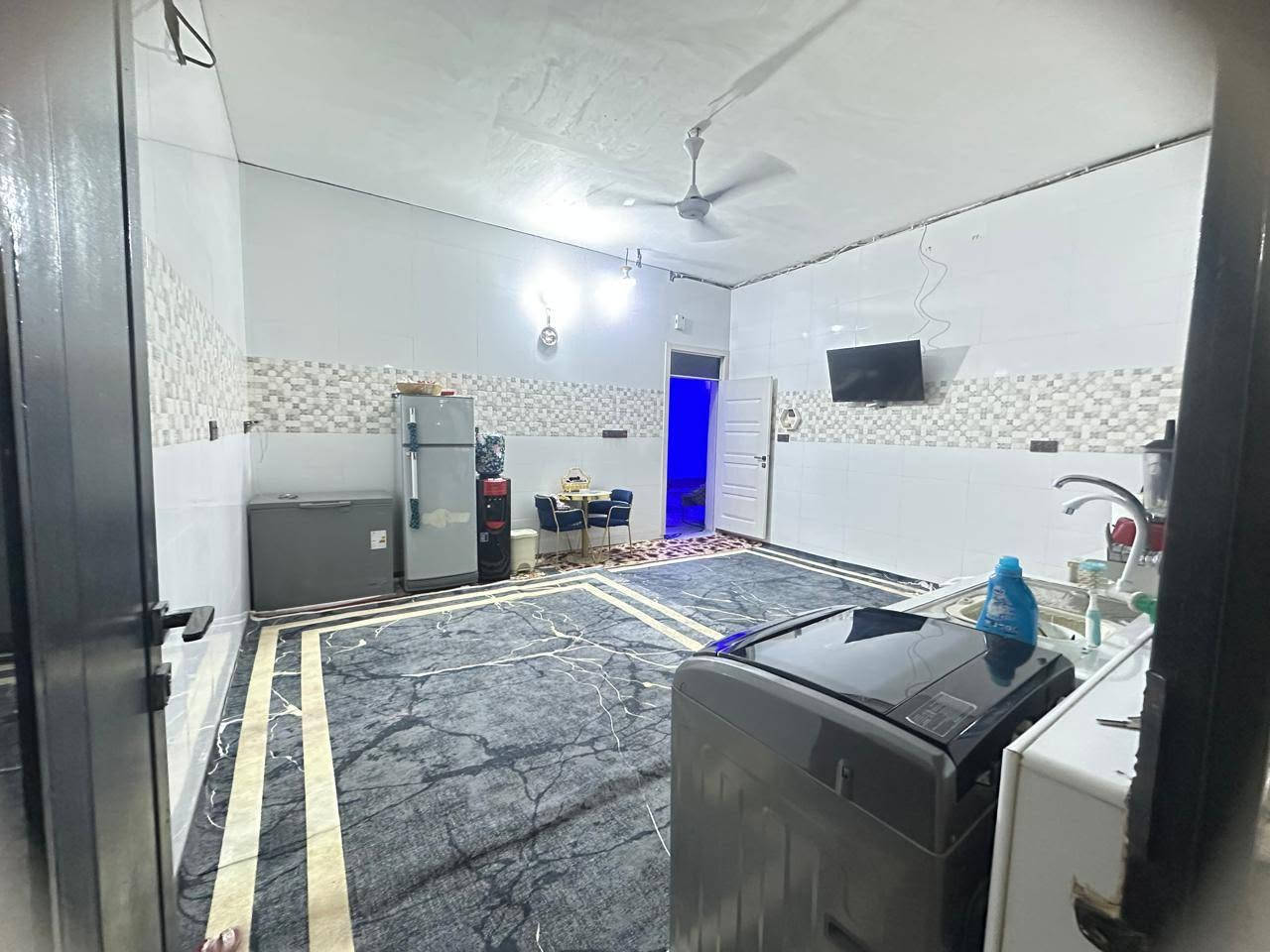 🏡 فرصة مميزة للبيع – بيت حديث بناء 2023 🏡

بيت طابو زراعي سند 25 مع معاملة تطويب، بمساحة 230 متر
📐 الواجهة 10 متر × النزال 23 متر
📍 الموقع: الديوانية – دور حيدر حجي هندي – حولي الخصيمة – خلف الجملونات
يبعد فقط 400 متر عن الشارع الرئيسي، وشارع البيت عرض 12 متر.

✨ مواصفات البيت:
▪️ غرفتين
▪️ صالة مريحة
▪️ استقبال واسع بالمقدمة
▪️ مطبخ
▪️ مجمع صحيات داخلي + خارجي
▪️ كراج
▪️ حديقة

🏗 البناء:
✔ كونكريت مسلح
✔ حديد أوكراني
✔ خرسانة C250
✔ تأسيس كهرباء خطين مع بلكات سويج خاصة للوطني + سويج وطني ومولد
✔ تأسيس ماء سمارت 4 خطوط بنظام بوستر وكذلك تشطيب الخلاطات شركة تسكا 
✔ شبابيك PVC أسود حديثة وعصرية

✅ البيت بناء حديث وجاهز للسكن، والنقص فقط الأرضية حتى المشتري يختار الذوق المناسب إله، وهذا الشي محسوب بالسعر.

💰 السعر المطلوب: 80 مليون
🤝 ويوجد مجال بسيط للمشتري الجاد بعد المعاينة

📞 للاستفسار: ***********
