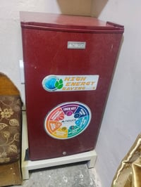 ثلاجه جديده للبيع حجم صغير فول والله بسعر 120,وبي مجال عنواني زعفرانيه...