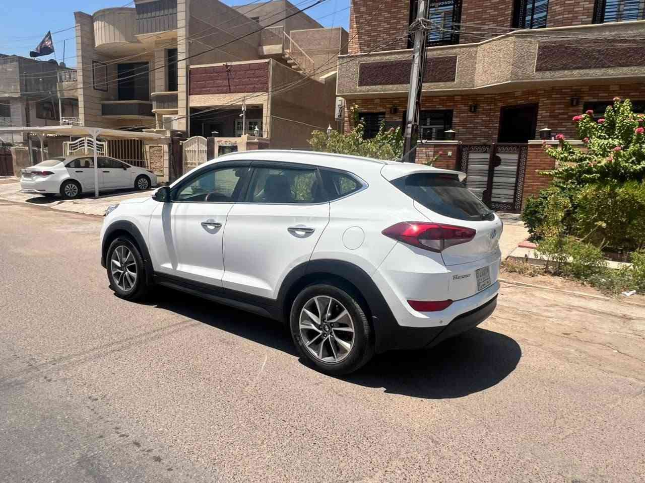توسان موديل 2018 رقم بغداد خليجي بيها صبغ جاملغ وبنيد فقط بدون دواخل سعر 140 ورقه وبيها مجال مكان بغداد الاتصال *********** 
*********** بغداد, العراق
