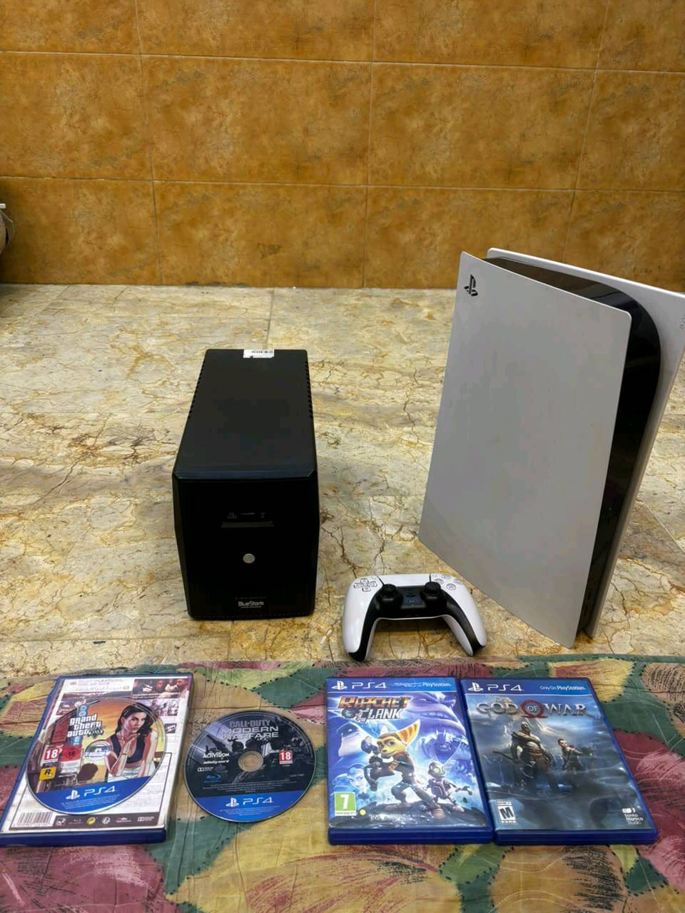 بلي 5 فات للبيع استخدام بسيط كلش نظيف
مع يو بي اس 1500بطاريه هابطه 
مع 4 اقراص gta و god of war و  call of duty و كراش

 السعر 650 بي مجال بسيط 

المكان الأمين الثانيه ***********
