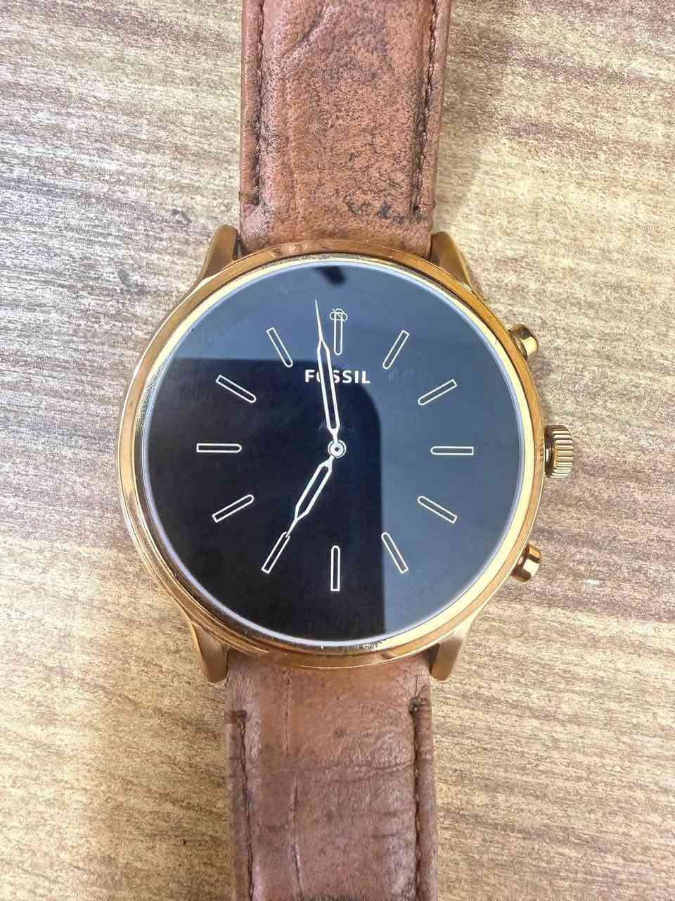 ✨ ساعة Fossil Gen 5 الذكية ⌚️
* 📱 تتوافق مع الآيفون والأنـدرويد.
 * 📞 إجراء واستقبال المكالمات.
 * 💓 قياس نبضات القلب والأنشطة الرياضية.
 * 🎨 هيكل ستيل ذهبي وردي مع سير جلد أنيق. الساعه باله مستخدمه سير جلد طبيعي اصلي 
السعر 85 الف مع التوصيل 
📥 للطلب واتساب ‭***********‬

