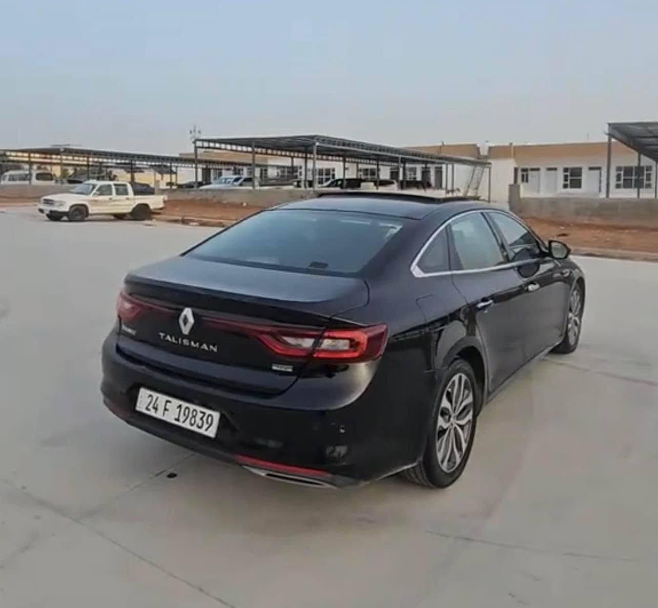 🚗 للبيع | Renault Talisman Initiale Paris 2018 | أعلى فئة (Full Option)

🔹 الموديل: 2018

🔹 ناقل الحركة: أوتوماتيك EDC دبل كلتش 7 سرعات

🔹 اللون: أسود

⭐ أعلى فئة Initiale Paris – فول مواصفات بدون استثناء

المواصفات الخارجية: ✅ فتحة بانوراما كهربائية كاملة

✅ مصابيح LED PURE VISION الأصلية الذكية

✅ تشغيل وإطفاء أوتوماتيكي للأنوار

✅ حساسات مطر

✅ مرايا كهربائية مع طي تلقائي

✅ نزول المرايا تلقائياً عند الرجوع للخلف (Reverse Tilt)

✅ إضاءة ترحيبية خارجية وداخلية

✅ جنوط ألمنيوم 18 إنج

المقصورة: ✅ مقاعد جلد Initiale Paris الفاخرة

✅ مقعد السائق كهربائي مع ذاكرة

✅ مقعد الراكب كهربائي

✅ تدفئة المقاعد الأمامية

✅ تبريد المقاعد الأمامية

✅ مساج للمقاعد الأمامية

✅ تدفئة المقاعد الخلفية

✅ مكيف أوتوماتيك ثنائي المناطق

✅ نظام تنقية وتلطيف هواء المقصورة

✅ إضاءة داخلية Ambient متعددة الألوان

التكنولوجيا: ✅ شاشة R-Link كبيرة تعمل باللمس

✅ شاشة عدادات رقمية كاملة

✅ Head-Up Display على الزجاج الأمامي

✅ نظام صوت BOSE Premium Surround

✅ Android Auto وApple CarPlay

✅ كاميرا خلفية

✅ حساسات أمامية وخلفية

✅ نظام ركن ذاتي (Easy Park Assist)

✅ تشغيل بالبصمة (Keyless Entry & Start)

✅ تشغيل المحرك بزر Start/Stop

أنظمة القيادة والأمان: ✅ Multi-Sense (Eco / Comfort / Neutral / Sport / Perso)

✅ مثبت سرعة ومحدد سرعة

✅ فرامل يد إلكترونية مع Auto Hold

✅ مراقبة ضغط الإطارات TPMS

✅ ABS

✅ ESP مانع الانزلاق

✅ مساعد صعود المرتفعات

✅ عدد كبير من الوسائد الهوائيه (8)

وبعد بيها هوايه مواصفات ما تخلص 

الصيانة: ✔️ تبديل زيت المحرك بصورة دورية.

✔️ تبديل زيت القير EDC.

✔️ السيارة استخدام شخصي ومحافظ عليها جداً، والمكيف ثلج، والمحرك والقير بحالة ممتازة.

📍 مكان - دهوك

📍 السيارة جاهزة للفحص بأي مكان وعلى حساب 
المشتري

سعر اتصل عل رقم

📍رقم هاتف : *********** دهوك, العراق
