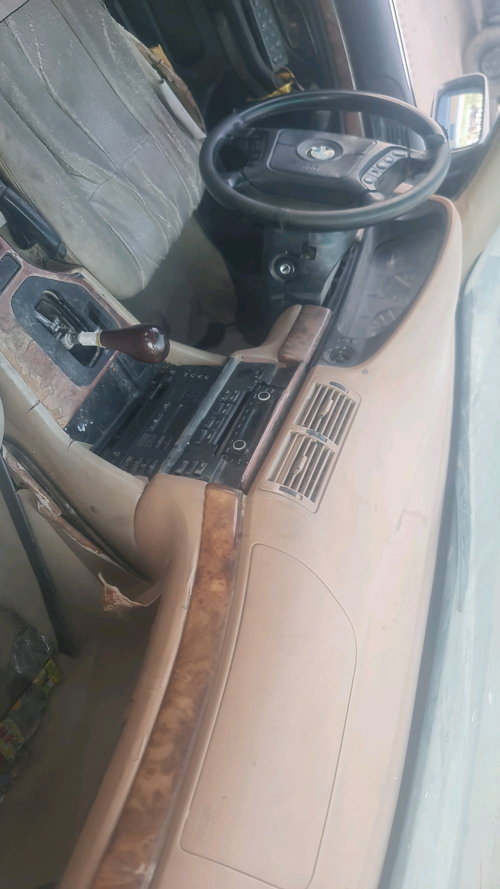 سيارة BMW صقر للبيع رقم بصرة موديل ١٩٩٧ على وضعها مكينة محورة ٣٠٠٠ سعرها ١٨ ورقة وبيها مجال مو شراي لا تتصل ولا توصل اغراضها موجودات اربد اصبغها