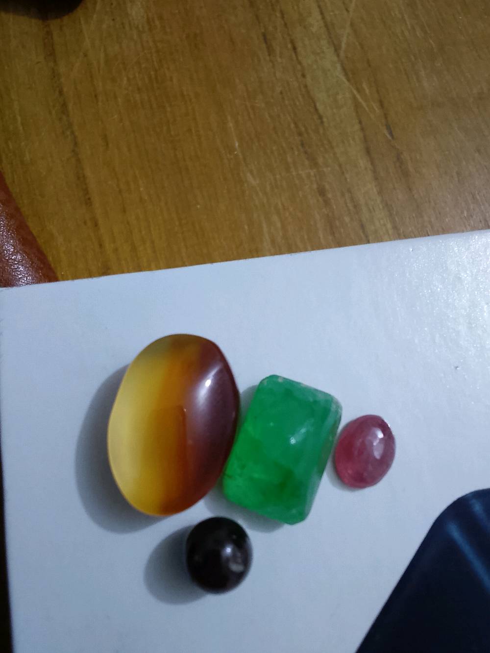 أحجار كريمة للبيع السعر ١٥٠