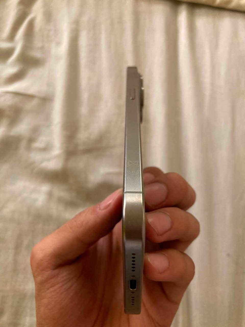 ‼️iPhone 15 Pro Max
اسلام عليكم ايفون 15 pro max للبيع 
بطارية 🔋 84 
الذاكرة 256GB 
اللون :- تيتانيوم 
شرق اوسط 🗺️
الجهاز جداً نظيف كما موضح بالصور ممفتوح ممتبدل بي اي شغلة ممكسور 
السعر مليون 1,000,000 بي مجال قليل لان كارتونته ضايعة
عنواني : بغداد ، الكرادة داخل  
رقم واتساب *********** فقط
