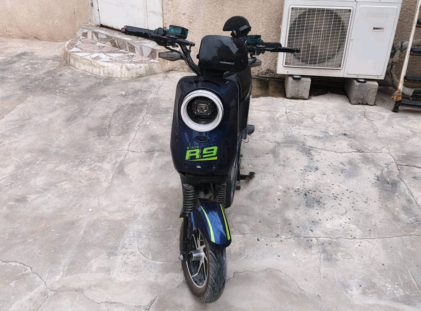 R9 • دراجة شحن • شاشه ديجيتال