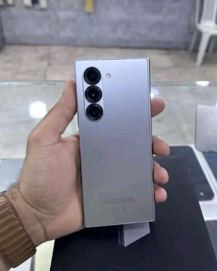 سامسونج زت فول 6 جهاز نضيف ايخبل بدون ملحقاته عدد دوراته شحن 369  فقط كفرين ويا شاشه١٢٠ هيرتز  ذاكره ٥١٢  رام 12+12 جهاز ايخبل سعر مليون ٢٥٠ للعلم سعر الجديد مليون ٥٥٠ انتبه ذاكره 512 مصار يومين من اشتريته مستخدم بدون ملحقاته محتاج او مستعجل رقم ***********
