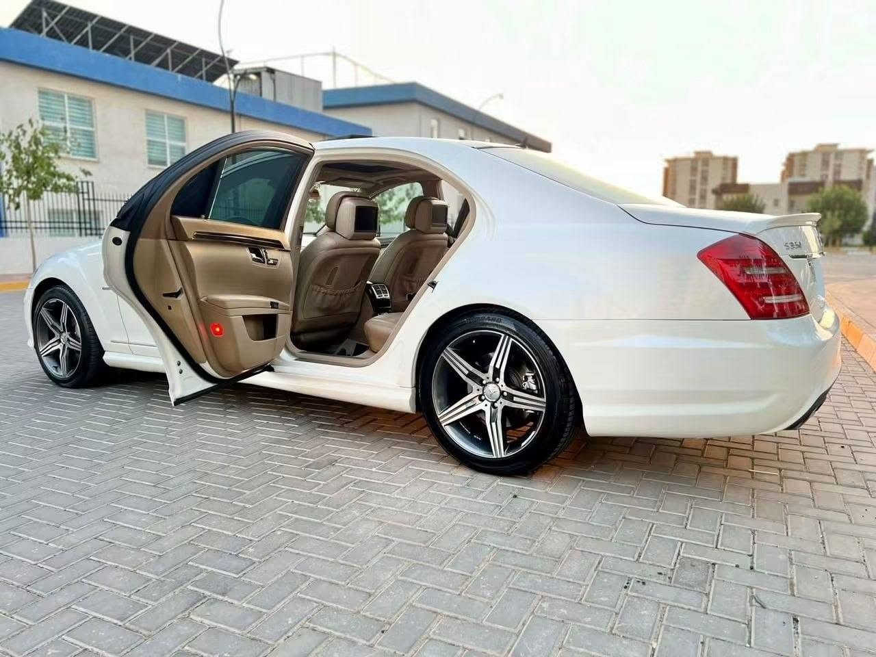 ارجو ان تستمع بمواصفات البنز الرئاسي وتفاصيله
بسعر مناسب 
مرسيدس S(class)350-(AMG EDITION) موديل 2012 
استلام شركة باچكير (اربيل)(مواصفات خليجي)
عداد المسافة 100 الف حقيقي..
كت (اي ام جي) اصل شركة بلادي
تحكم كشنات من الابواب الامامية مع التجاوي والبردات كهرباء•
تحكم كشنات مع ميزة حجم الخاص للجسم في وضعية الكشن•(نظام خزن)
ناظور ليلي (night vision)في الشاشة الامامية لعرض الطريق وكذلك عرض الاجسام عله شكل مجسمات وعرض الكاميرات في الطرق•
تدفئة وتبريد كشنات الامامية (نظام رئاسي)•
حزام امان(ياخذ وضعية الجسم )نظام رئاسي•
نظام(ESP)ميزة خاصة +أنارة داخلية متعددة.
سستم(هارمن كاردون)صوت مخيف مجسم حته بالكشنات سماعات مع السقف•
كشنات الامامي تدفئة وتبريد كهربائي(٣درجات).
مرايا عاكسة للضوء مع حساس مطري وحساس خلفي في السقف(تنظيم).
كاميرة خلفية دوارة مع لستيرن عند الرجوع الى الخلف.
اربع ابواب بصمة فتح وغلق السيارة.
اربع ابواب مع الصندوق شفط.
بصمة تشغيل السيارة.
حساسات امامية خلفية بلادي.
تدفئة وتبريد امامي(ثلج)منفصل حسب الرغبة مع وجود شبابيك في التكم من الطرفين•
نظام قفل الشبابيك والبانوراما عند تشغيل التبريد ذاتي(نظام خاص)•
ستيرن كهربائي 4 وضعيات+كير (تيبترونك).
ايرباك عدد 14 (منظومة حماية)..
دبلات كهربائية اوتوماتيك(سبورت وجبلي).
جهاز تلفون داخل السيارة للأستعمال..
بلوتوث/mb3/tv/dvd/auxميموري خزن..
منظومة زينون كاملة مع عدسة قلاب مع بك لايت ليد.
داخل جلد جوزي (مشمشي)مع دشبول مطعم صاج ملكي(لونين الدشبول)..
الستيرن مطعم بصاج ملكي مع لون الغرفة..
كرسي السايق كهرباء متحرك (خزن)مع الستيرن عند التشغيل (نظام رئاسي).
نظام الفوتو (للجامات)بلادي شركة..
نظام تحكم القيادة(S.C.M)..
ماوس تحكم كامل يظهر عله الشاشة (كونترول)•
خمس بردات كهربائية جوانب باب خلفي وبردة خلفية•
تحكم كشنات في الابواب مع التجاوي والبردات والبانوراما(نظام خاص).
ابواب خلفية كبير(VIP)..
جهاز(DVD)للعرض مكان تحت التجوة في الوسط مع ريمونت كونترول..
شاشات عرض عدد(2)لكل شخص تحكم خاص.
يوجد في وسط الجكمجة ثلاجة (لحفظ الاشياء)..
بانوراما عله طول السقف.
دكمة فتح الصندوق وغلقه وايظا دكمة قفل السيارة كامل (سنتر لوك)في الجنطة موجود•
ويل كب حجم(19)لوك جديد(اي ام جي)مع تخم تايرات.(توسايز)..
كتلوكات السيارة وكاعيات الشركة(AMG) وياه وهوك السيارة مع عدة الاسعافات وريمونت كونترول مع العدة (كاملة )..
السنوية محوله بسمي  وجدده ومسويله هزة وفحص بدون أي خلل تحويل أو وكالة بشرط..
السيارة مكفولة بدون صبغ فقط  بيه شبرين بجاملغ خلفي مبخوخ ومسويله بوليش وتشميع دمعة لسيارة..
السيارة انطيك اياه بشرط محرك وگير وحدادية وكهربائيات (صفر مسج)بدون أي خلل ومسويله سيرفس كامل(حدادية كاملة ودهن وفلاتر وتخم دسكات وفلنجات وبطارية أصلية ومي راديتر واذاين محرك وكير وهيدروليك وفلتر كير وتخم بلكات ومنظومة فيول بمب وتخم تايرات)بشرط السيارة جديدة لوك..
 وسعرها جدا مناسب بالنسبة للمواصفات والنظافة اللي عليه وروح جيك وبالعافية علياخذه..
مكان السيارة سليمانية 
للاستفسار *********** واتساب
