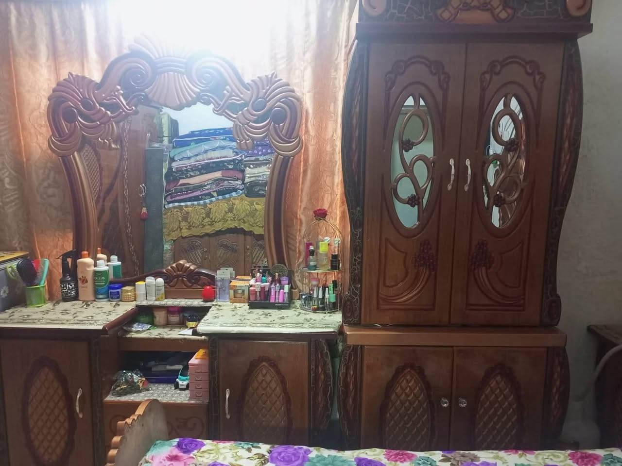 سلام عليكم عندي غرفه اخشاب كلش حلوه ونظيفه للبيع للتواصل ع الرقم *********** او مراسلة ع الخاص
