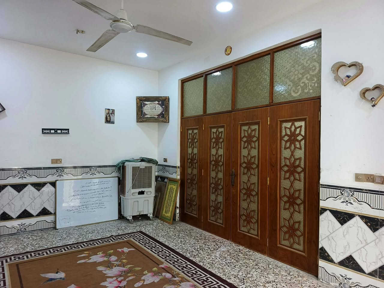 للبيع بيت 300م حي الامير قريب ع الشارع العام شارع•• ناحية محاويل ••معروض ب 130 وبي مجال ***********
