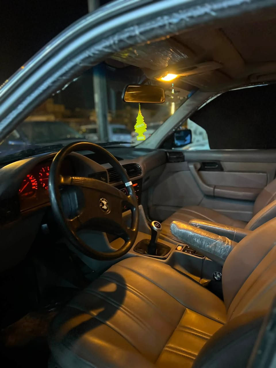 Bmw E34/1991/520گيرعادى
گيرومه كينه و ته بريد به شه رت
ته بريد له سلورى
ره قه م و سه نه وى نوييه تا2030
فول فولى گيرعاديه 
جوارتايه و ويلى m 18دووسايزى له ژيره
ناو خورفه ى جلدى ره ساسيه سوكان 95
شوين هه ولير ***********
