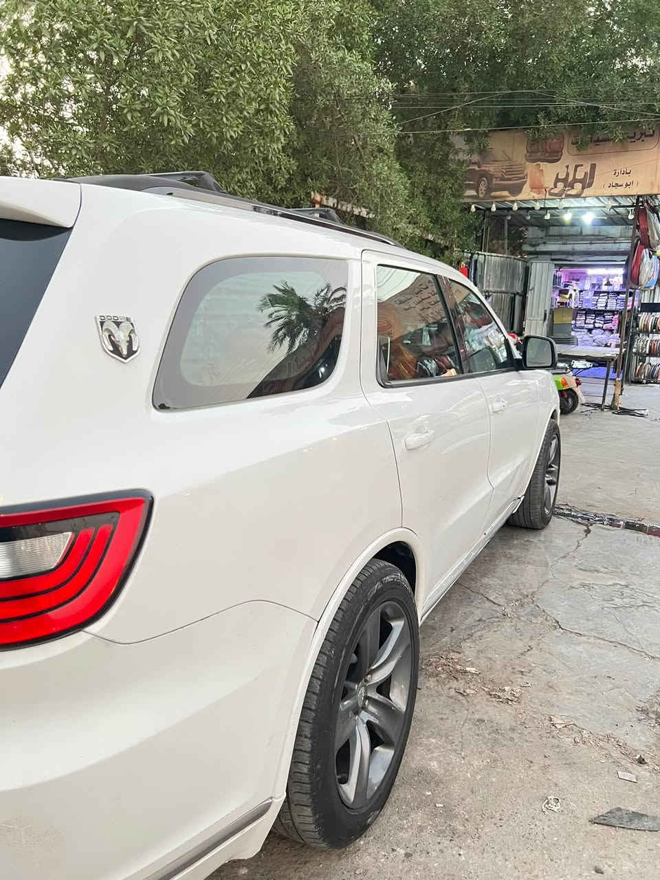 سلام عليكم سياره دورنجو موديل 2017 نظيفه يوجد فيها ضربتان في الدعاميه الاماميه مع الجاملق الايسر من جهه السايق موصفاتها  كامره خلفيه و مستشعر وقوف و تتفئه مقاعد وتبريد مقاعد و بصمه ومقاعد كهربائيه ومثبت السرعه و شاشه ونظام المفتاح الذكي وابل كاربلاي ونظام مانع السرقه و مرايه جانبيه تتفئه والضوء العالي تلقائي ومقاعد قماش سياره حلوه 
العنوان بغداد 
للتواصل خاص او 
الرقم :***********
