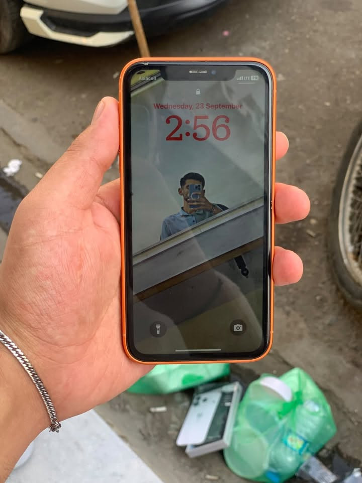 سلام عليكم
ايفون XR محرر 17البيع و اراوس
64كيكا
فيس ايدي شغال
بطاريه ٧٥ بلادي
شاشة بلادي
 مابي اي عيب
كلا واضح من صورة
مكاني كركوك ***********

نص مكتوب في الصور:
- Battery Health & Charging Important Battery Message Your battery's health is significantly degraded. An Apple Authorized Service Provider can replace the battery to restore full performance and capacity. Find Your Service Options Maximum Capacity 75% This is a measure of battery capacity relative to when it was new. Lower capacity may result in fewer hours of usage between charges. Peak Performance Capability Your battery is currently supporting normal peak performance. Optimized Battery Charging To reduce battery aging, iPhone learns from your daily charging routine so it can wait to finish charging past 80% until you need to use it.
- 3:22 74 Back About Name iPhone iOS Version 18.7.7 Model Name iPhone XR Model Number MT062J/A Serial Number F4GXL5MVKXL3 انتهت صلاحية التغطية Parts & Service History Songs 0 Videos 232 Photos 263 Applications 13 Capacity 64 GB Available 35.85 GB