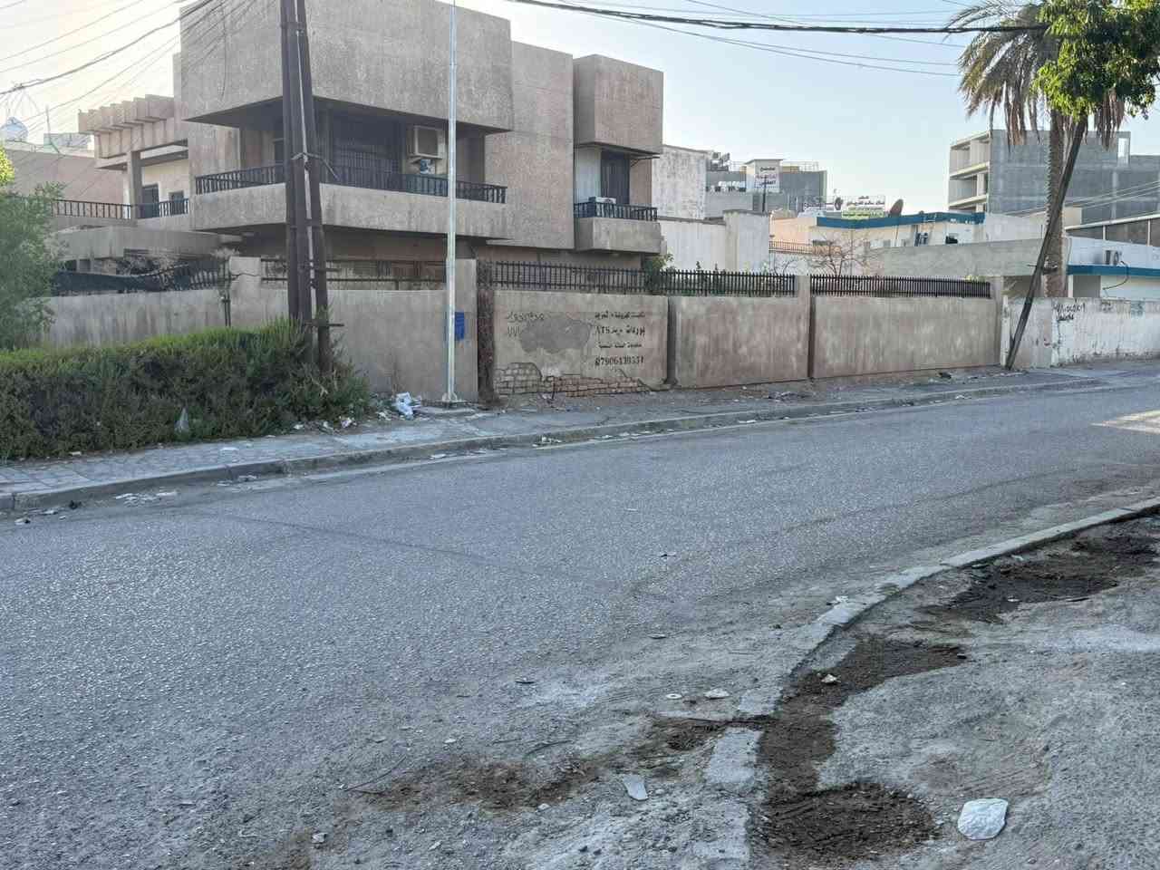 السلام عليكم دار للبيع 
في حي الجامعة شارع الربيع 
البيت ركن على شارعين 
مساحة العقار ٦٦٠ في السند 
واقع حال أكثر 
للاستفسار الاتصال 
***********
