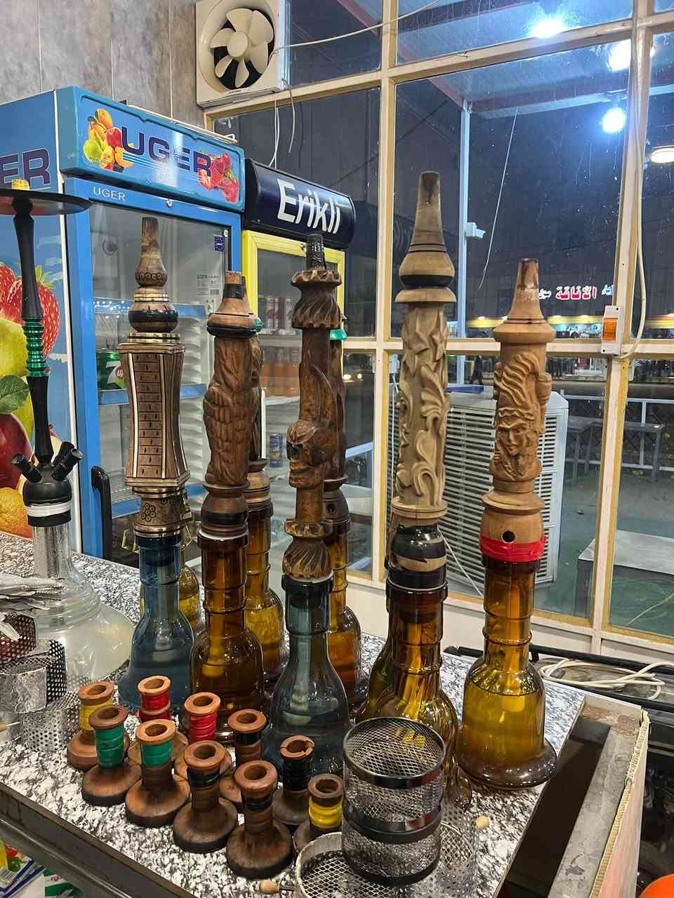 السلام عليكم غراض كوفي شوب للبيع نضيفات
ميز مربع عدد 4 
كراسي عدد 5 
النراكيل كلهن مطبوعات 
2 علج 
2 تفاحتين 
2 وحده خشب  وحده الماني 
4 انكليزي 
هنه وفناجينهن و قماجيهن وكماشات و مشبج كاملات للامانه النراكيل استخدام 4 اشهر يعني نفسهن يخبل و مخايسات 
نفاضات عدد 8 
دومنه 2 
استكاين 11 استكان 
للاستفسار 
واتساب ***********
للاتصال ***********
