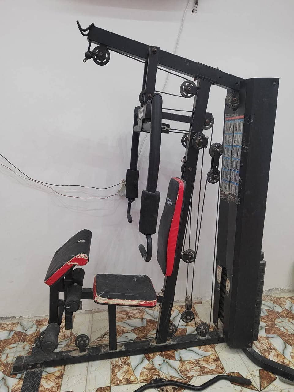 جهاز هوم جم (Home Gym)
الجهاز يشمل جميع تمارين الجسم (صدر، أكتاف، سحب ظهر، باي، تراي، وساقين)
الحالة الفنية: البكرات والوايرات والحديد كله بحالة ممتازة وشغال 100%
يجي ويا اثقال كاملة تناسب كل المستويات 
الجهاز حالياً مشدود ومتركب، وتكدر تجي تفحصه بنفسك وتشوف كل واير وبكرة قدام عينك قبل لا تفكه وتنقله.
حجمه مناسب وما ياخذ مساحة كبيرة بالبيت أو الغرفة.
السعر 450،000 وقابل للتفاوض 
التواصل واتساب ***********
