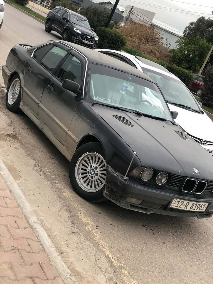 السلام عليكمBMW 520
موديل ١٩٩١ 
تبريد ثلج محرك كبس
كير عادي
رقم نينوى إنكليزي
محرك ذهب شرط كيرجديدشرط
كابون موجود
صبغ جماليه
منظومه غاز حديثه
داخل ابيض 
رقم الهاتف ***********
