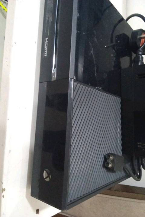 XBox ONE

 معه ثلاثة يدات بسعر 159
