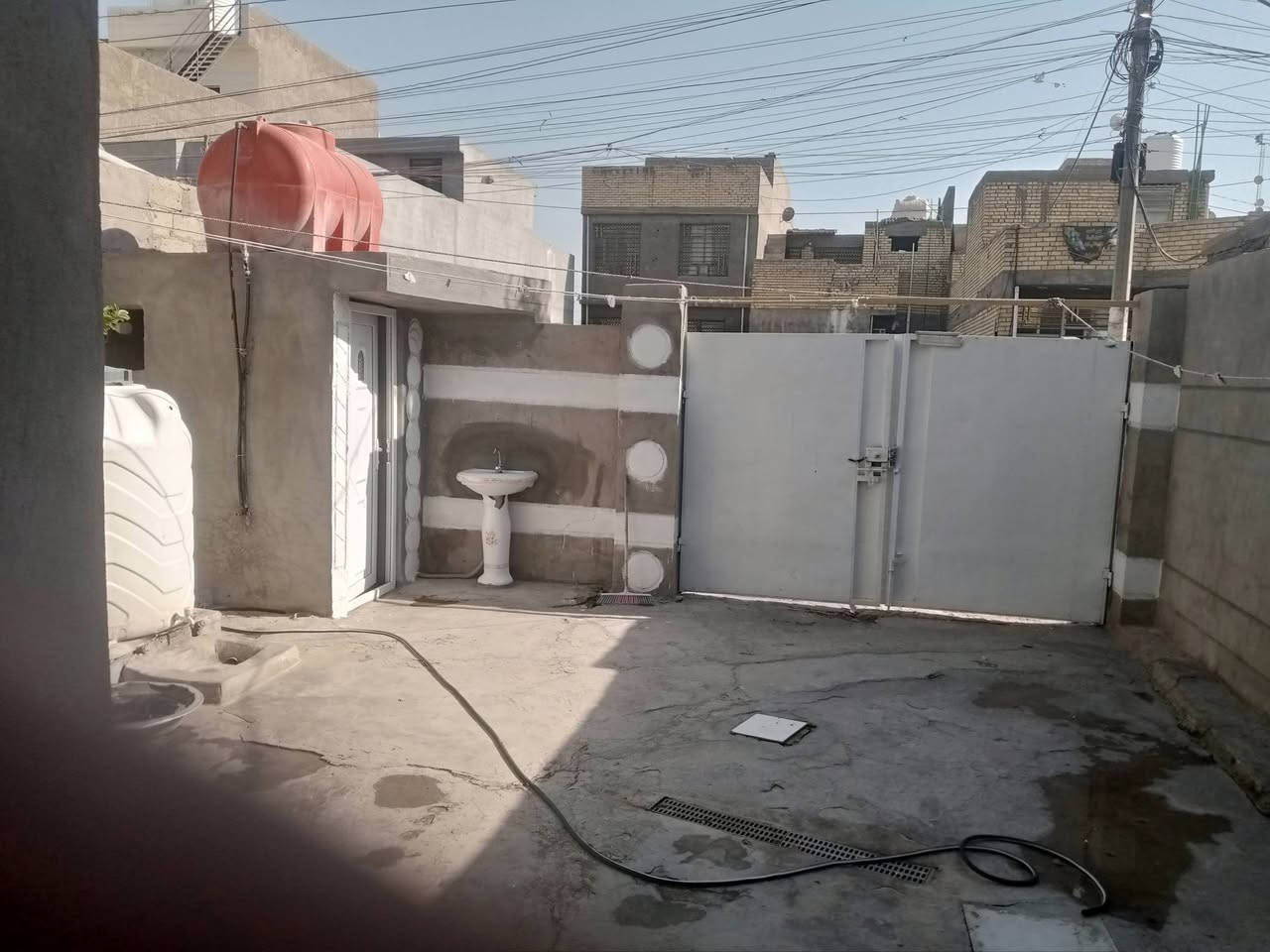 بيت للبيع في الزراعي مقابيل الطليطله سند 25 وإقرار بالمحكمه يقع بالفرع الثاني عن الشارع التبليط يحتوي على  وغرفتين وصاله وحمام ومطبخ واستقبال وصحيات واجهيه 7 ونزال 21ونص الشراي يجي خاص او يتصل على هذا الرقم *********** واتساب
