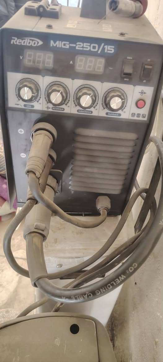 السلام عليكم
مكينه لحام CO2  غاز 250 امبير مستخدمه شي قليل
المكينه تحمل بكره وزن 15 كيلو

مكينه مع تورج وبكره 5 كيلو

للاستفسار *********** واتساب
