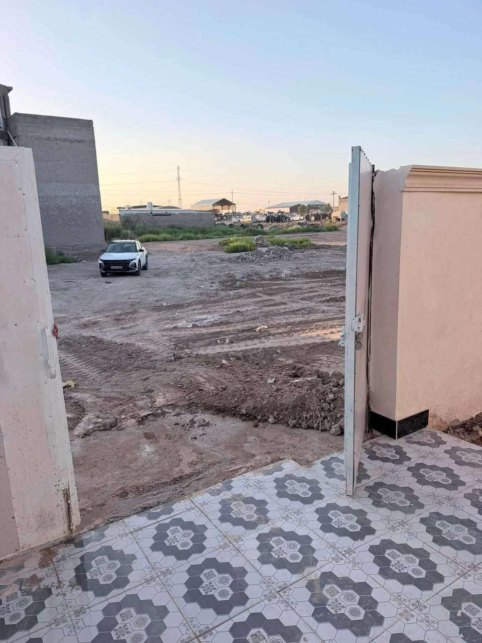 السلام عليكم 
دار سكن طابو صرف 
المساحه 300 متر 
الدار بناء حديث جاهز للسكن
الموقع مشروع الماء الثاني 3 دار عن الشارع العام 
السعر /150 مليون بي مجال 
للاستفسار اكثر /***********
***********
