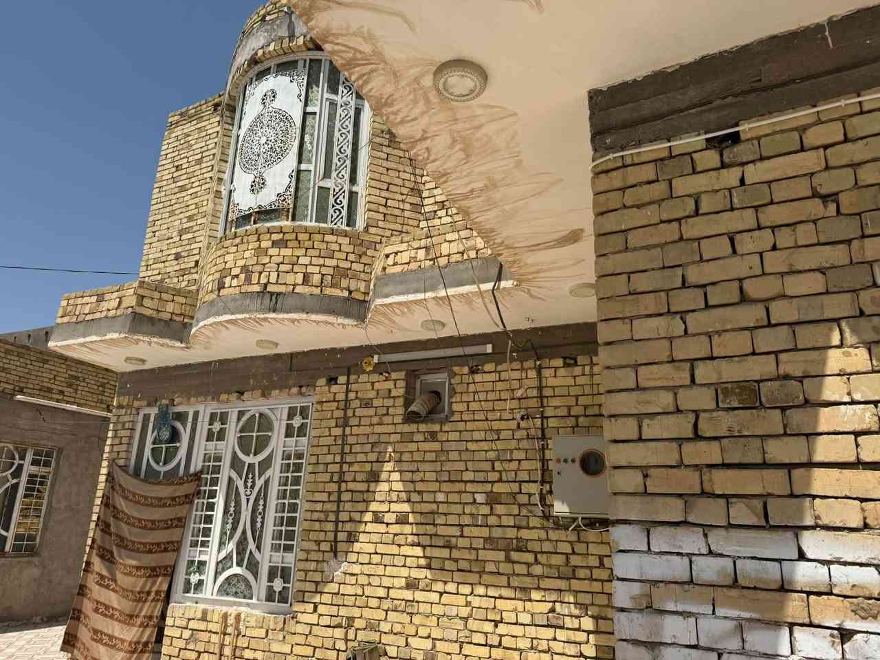 بيت زراعي(بناء جديد)
مساحة 300 م 
*الطابق الاول يتكون من :

#غرفتين 
#استقبال
#مطبخ
#ديوان
#صحيات  

*الطابق الثاني يتكون من :
#غرفتين
#صالة
#صحيات
#كهرباء جديده
 
#مكان البيت : فرع معمل الغاز الشطرة الجديد ع الشارع العام  مقابل فرع ال جهل(مسافة قليلة عن الشارع العام تبليط لباب البيت )

اتصال   او وتساب /***********
اتصال /***********
