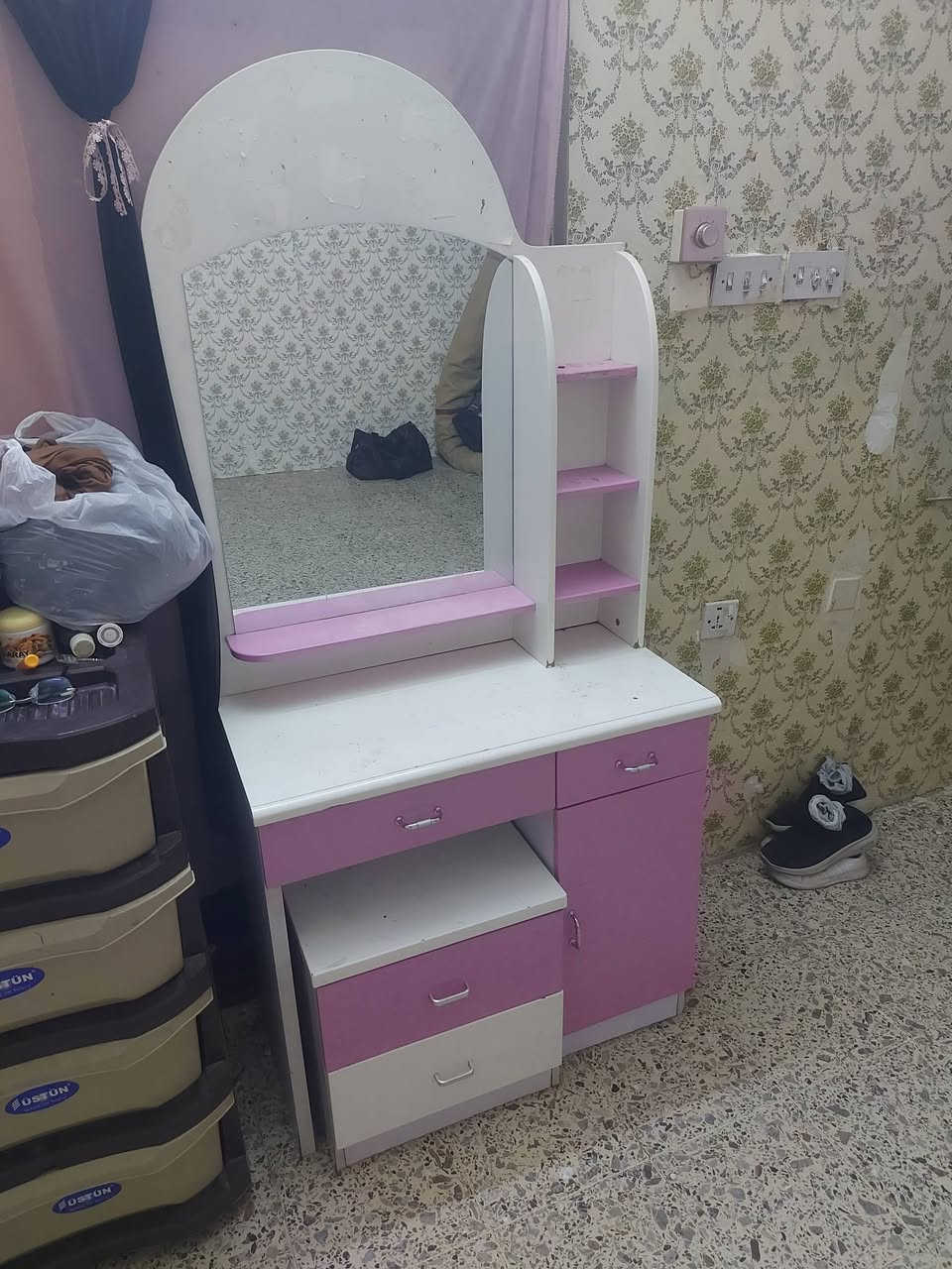 غرفه نوم بناتيه للبيع بسعر مناسب نظيفه رقم موبايل ***********
