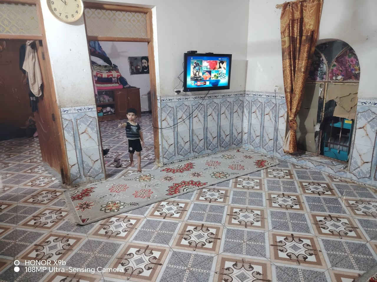 سلام عليكم  بيت للبيع مساحه 200متر يحتوي عل 2غرف وصاله
وستقبال ومطبخ حمام  وصحيات خارجيه عدد مناور 2 
بناء قديم مرمم جديد سقف عكاده عنوان زين القوس شارع 
المدارس بل شارع مال مختار حسين عبد علي الستفسار عل رقم ***********
