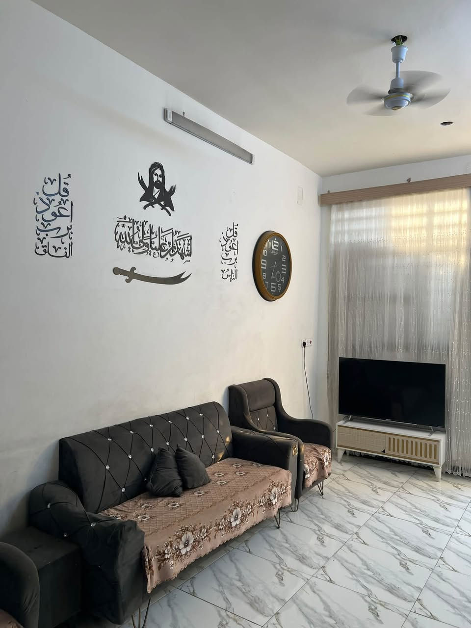 السلام عليكم دار للبيع 100م واجه 5نزال20

يتكون الدار4 غرف منام غرفه جوه 3فوك 

استقبال صاله مطبخ حار بارد 

صحيات 3طابق اول ثاني وخارجيه 

نضام تبريد دكتات 

لارضيه بورسلين درج مرمر 

بنا طابوك 

 بنا البيت 2026

موقع حي طارق القديم خلف البانزيخانه المتروكه قرب جامع الشيخ حاجم 

***********
