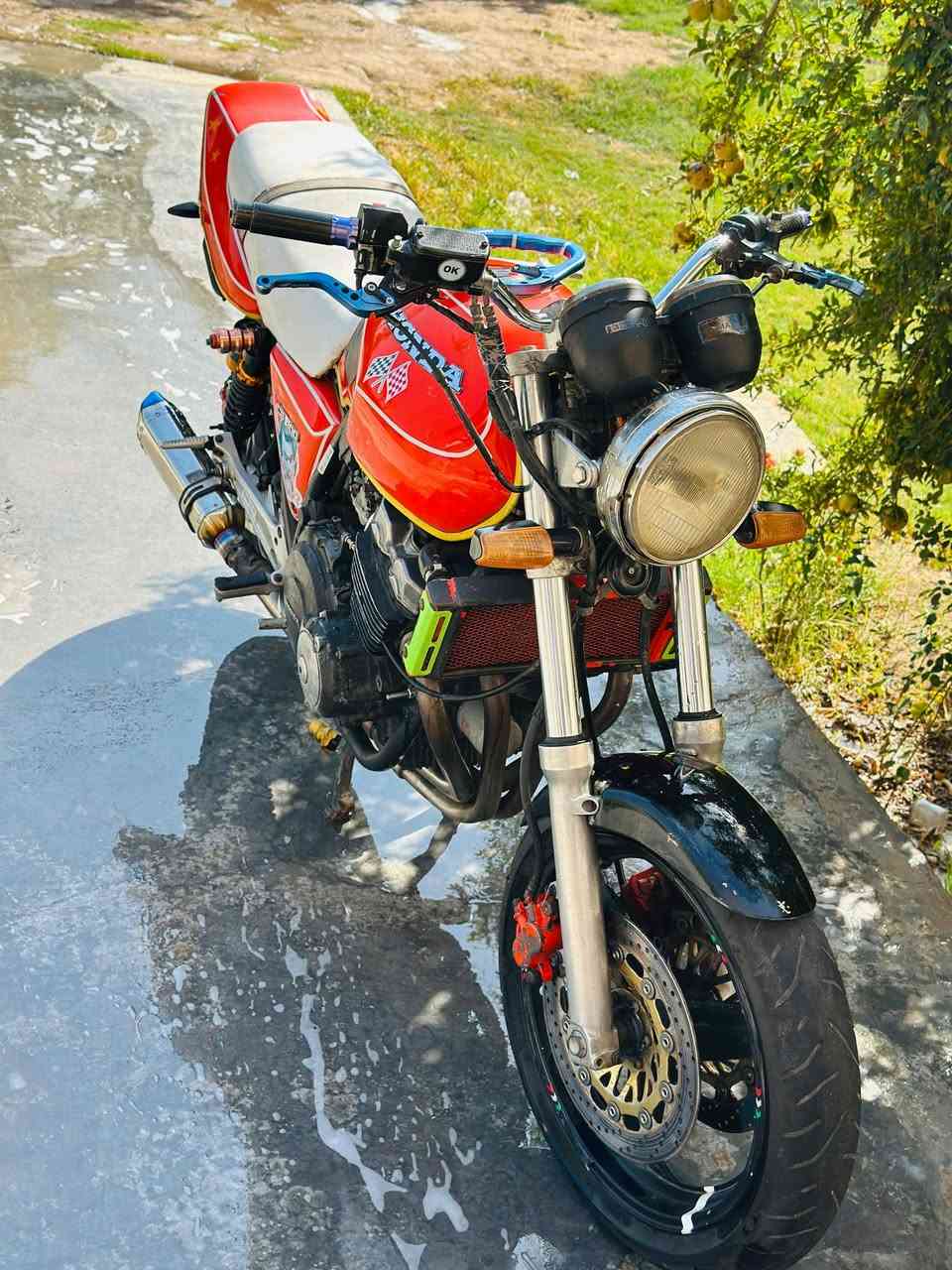 سلام عليكم للبيع CB400 جيل اول نضافة شوفة عينك 16 ولف مكينة خير من الله شرط تدك فوك ال 180   مكان الدراجة واسط صويرة موجود خاص ورقمي ***********
