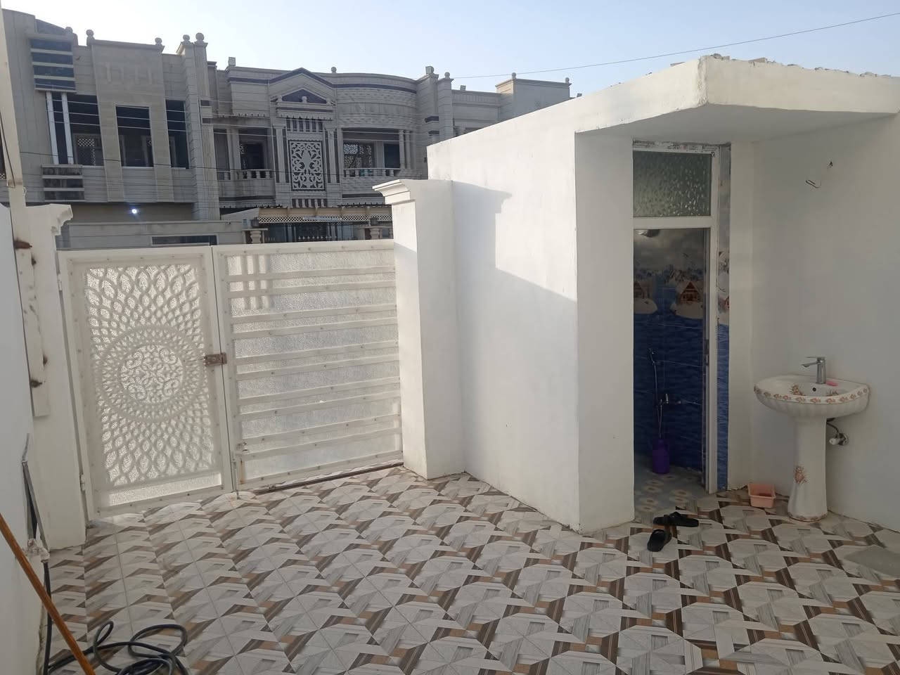 دار البيع الديوم 11الف قبل شارع 60 فرع مساحه 150 5في30 بناء 2024 غرفتين نوم وستقبال وصاله ومطبخ و 3حمامات سعر 88 وبي مجال   ***********
