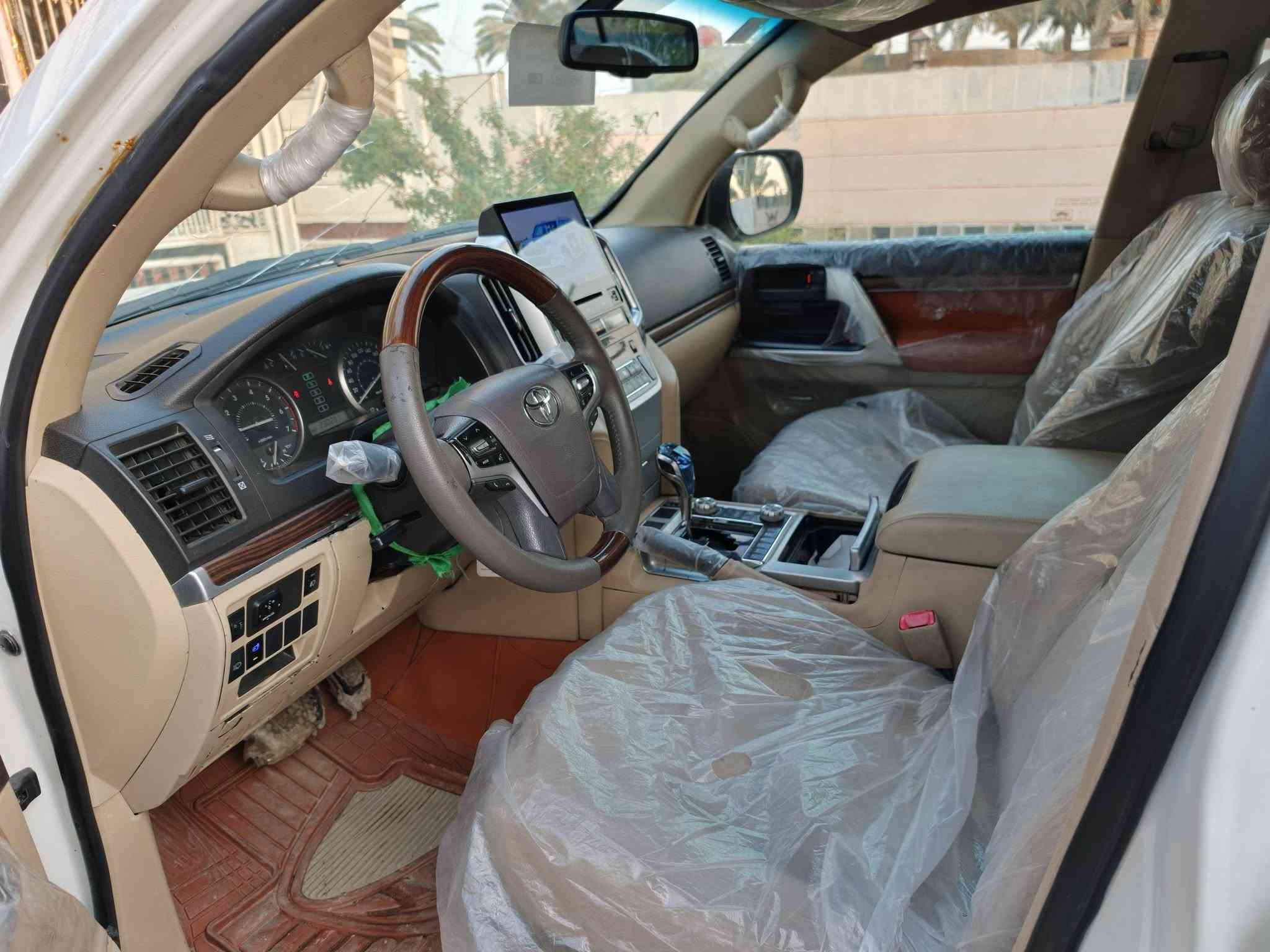 لاندكروزر موديل 2008 محدثه 2021 داخل او خارج فول موصفات  سياره جديده وجاهزه من كل شيء 
حادث جاملغ خلفي او مصبوغه عام صبغ او تحديث درجه اوله رقم بغداد تحويل مكينه كير حداديه تخم تاير تبريد كله جاهز السعر228هاتف***********
