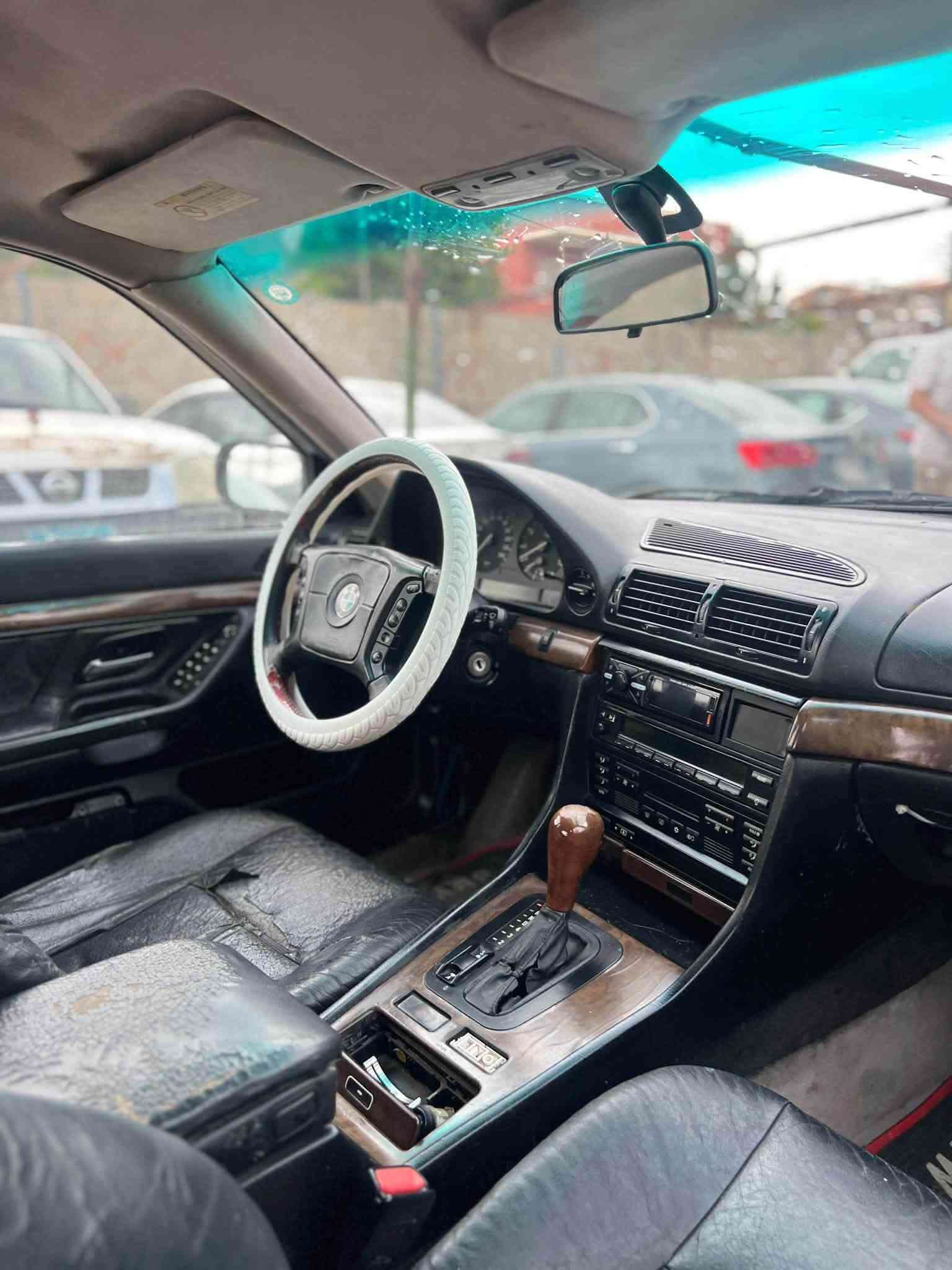 ٧٤٠ V8 • توماتيك • جلد وتكييف