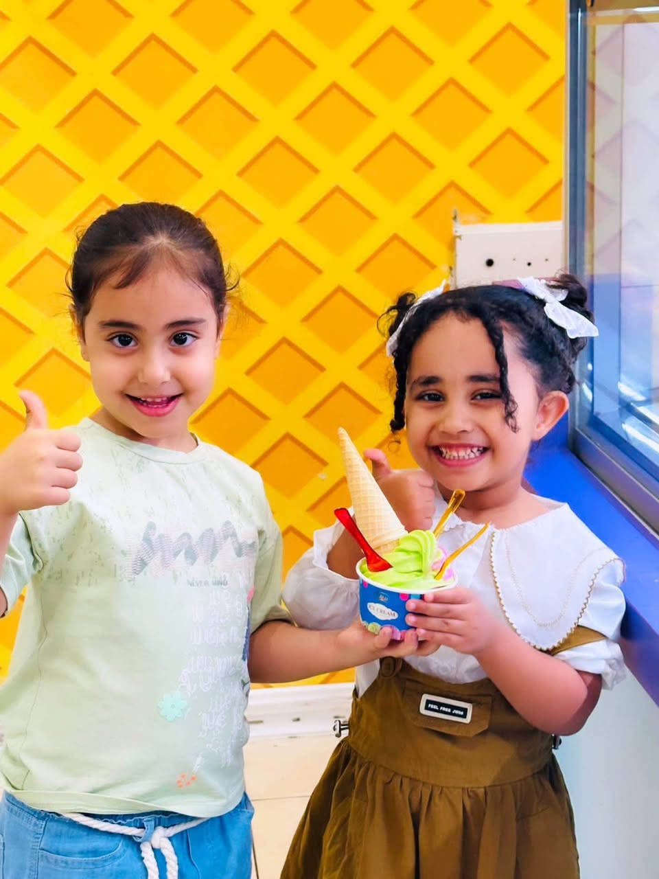 من نعلّم الطفل شلون يختار، نعلمه شلون يكون مسؤول.. والتعلم الحقيقي يبدي من تجربة.💛✨
🚌🚌تتوفر خطوط نقل للمناطق المجاوره 

اليوم عشنا ويا صغارنا  أجمل اللحظات بسفرتنا للهايبر ماركت 🛒🌸

عيونهم كانت تلمع بالفرح وهم يكتشفون ويختارون المنتجات بنفسهم، ويجربون شعور الاعتماد على النفس بكل براءة وفخر.. خطوات صغيرة، بس صنعت بداخلهم ثقة كبيرة! ❤️

من القلب شكراً لكادر وفريق التعاون هايبر ماركت  على استقبالهم الدافئ، تعاملهم اللطيف، وطول بالهم ويا صغارنا.. أسعدتم قلوبهم وصنعتوا وياهم ذكريات ما تنمحي. 💛

📍 فرعنا الأول : بغداد – العامرية – نهاية شارع الملجأ – قرب المجلس البلدي

📞 للتواصل والاستفسار: ***********

📍 الفرع الثاني :حي الجهاد - سريع حي العامل - قرب مسبح الرافدين

📞 للاستفسار والتواصل: ***********

📌 تابعونا لتكونوا جزءًا من رحلتنا التربوية، ولتتعرفوا على رؤيتنا ورسالتنا وأهدافنا التي نطمح لتحقيقها معكم.

خطوة طفلك الأولى تبدأ من حلمه الأول 🌱

#روضة_الحلم_الأول #الحلم_الأول #حي_الجهاد

#العامرية
