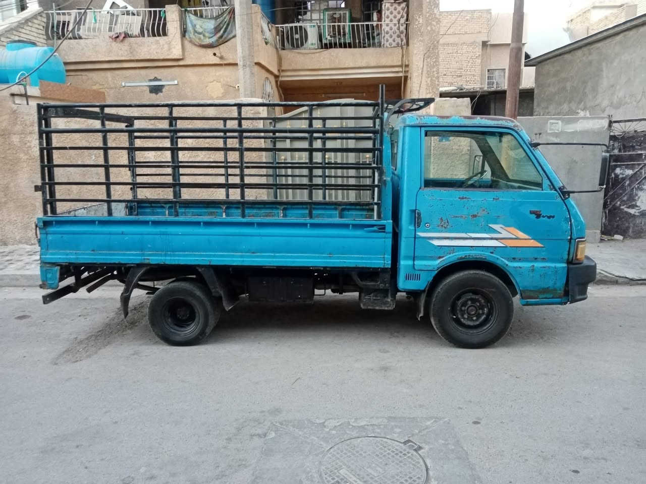 السلام عليكم 
كيا بنجو موديل 93 مكفولة من حدادية وشاصي وتخم تاير
سنوية ساقطة قبل شهرين ااسيارة بأسمنة شرط تحويل ثاني يوم 
السعر 35 قفل
مكان السيارة بغداد رئاسة المعلمين
***********
