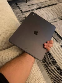 للبيع i pad 13 pro m5 مستعمل 4 ايام فقط جديد  ذاكرة 256 بطارية 100 الس...