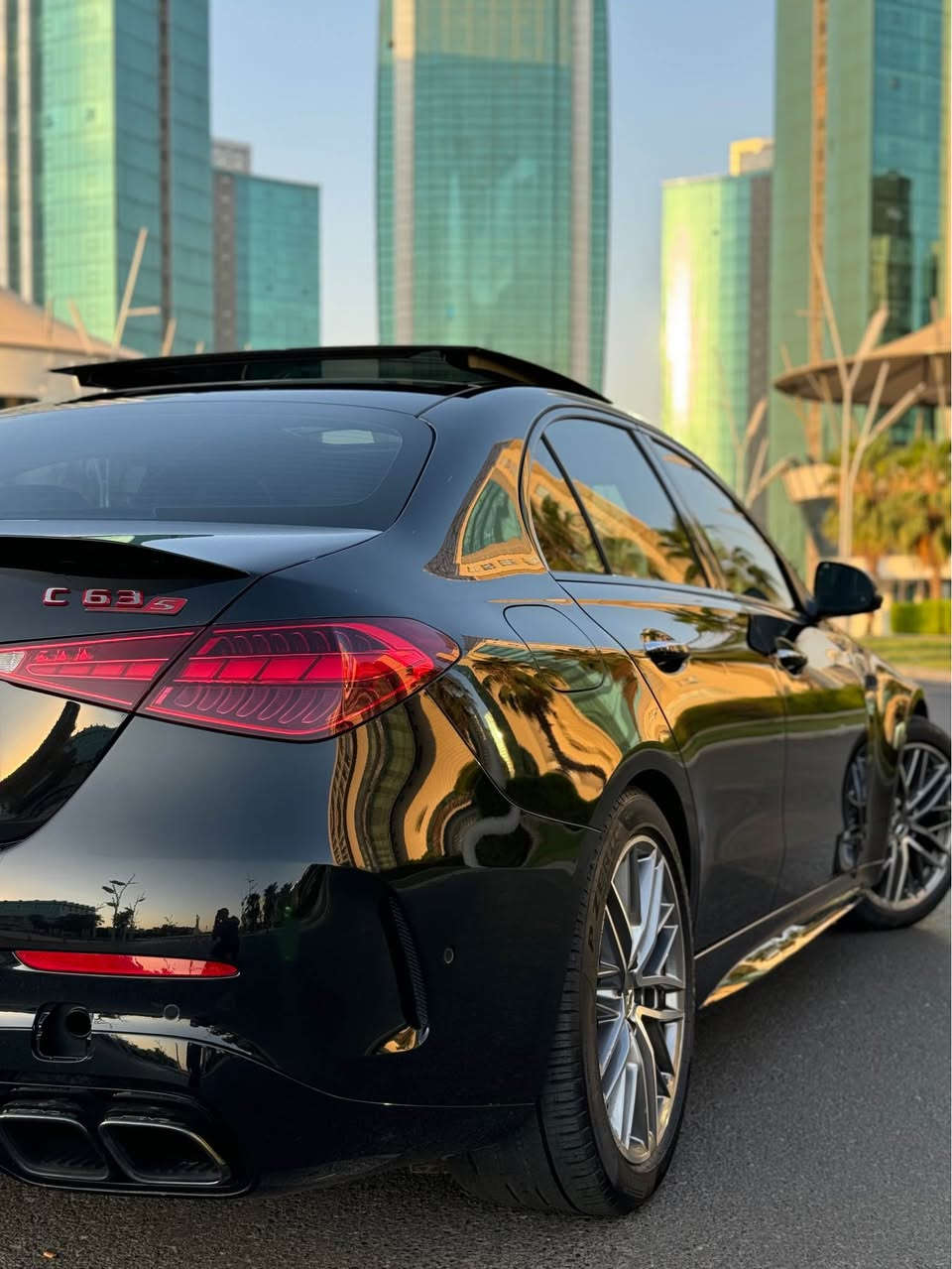 السلام عليكم الغوالي
من القطع النوادر للبيع 
2025 C63  S 
E PERFORMANCE AMG
اسرع 4 سلندر في العالم محرك بقوة 671 HP 
Hybrid 
تسارع مخيف من 0-100 باعلى رقم 3.08 SEC. 
عزم 1020 نيوتن 🚀
السيارة هايبرد غنية عن تعريف بالمواصفات وراح اذكر قسم يميزها :
- All wheel steering 
- Drift mood 🏎️💨
- Head up display 
- Carbon fiber interior 
- Night package
- Panoramic sunroof
- نظام عادم AMG PERFORMANCE 
السيارة معروضة في اربيل مع امكانية ترقيم السيارة اربيل او بغداد حسب رغبة المشتري .
السيارة مو c300 او c43 نهائياً
اختلاف جذري عنها بالحجم والسرعة 
بجم اعرض واطول ووزن اعلى وثبات اكثر وانظمة متطورة اكثر 

وارد امريكي ضرر خارجي نصف الجاملغ صبغ فقط وتم تبديل بنيد السيارة وكالة
تصليح السيارة كاملاً وكالة لا دواخل لا شاصي وبدون اي ايرباك مكفول عاماً
ماشية 12 الف جديدة جداً
اخوان الي يحب يعرف تفاصيل اكثر ومهتم بهيج تحفة فنية وحاب يعرف مواصفات وشنو اختلافها يتصل على الرقم ويتدلل 
*********** بغداد, العراق
