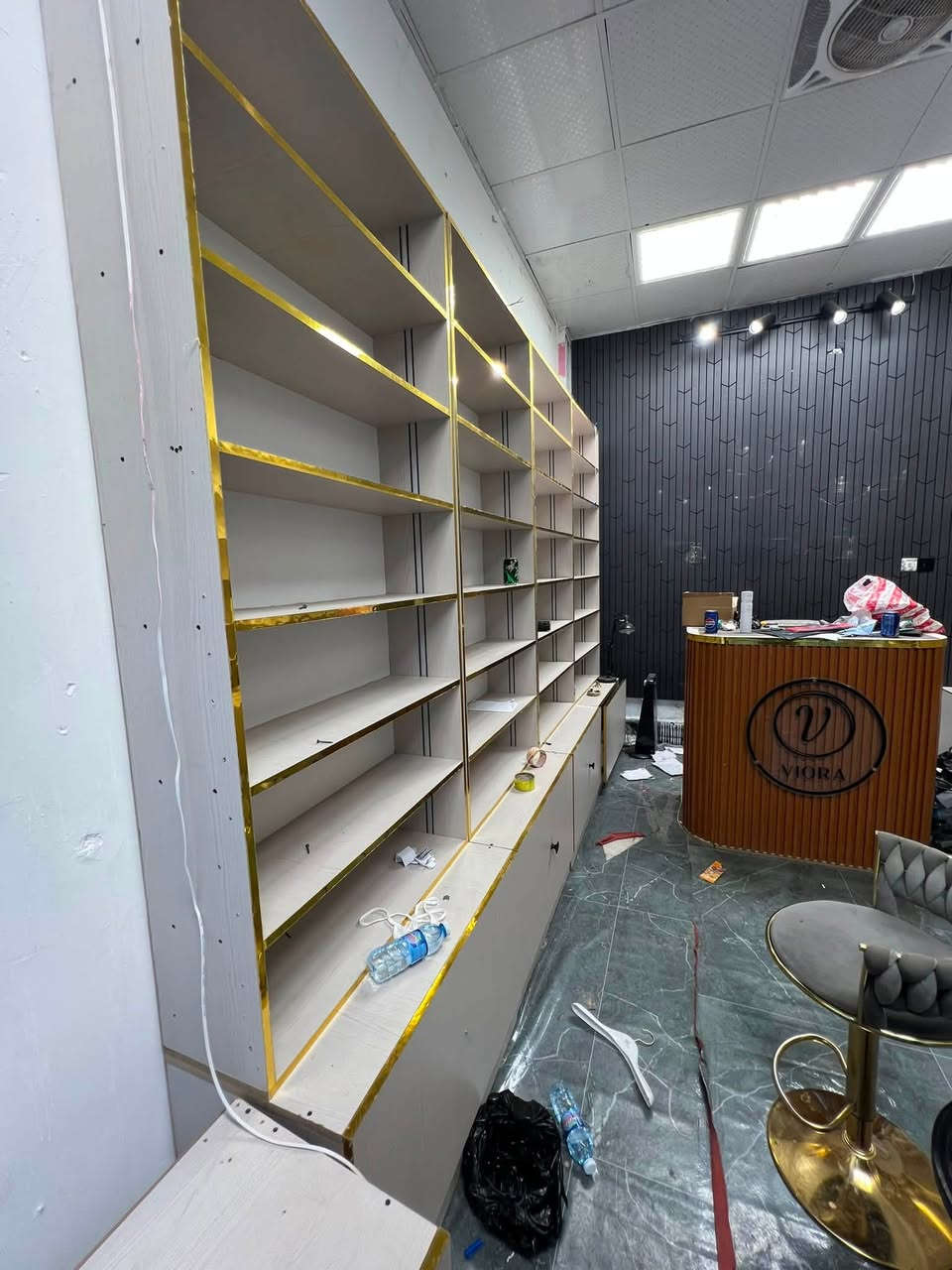 ✨

ديكور المحل مستخدم تقريباً 8 أشهر فقط، ومكلف وقت التنفيذ حوالي 6,500,000 دينار عراقي.

💰 السعر المطلوب: 3,500,000 دينار عراقي
يوجد مجال بسيط للتفاوض ويا الشخص الجاد فقط.

🔸 إضاءة كاملة للديكور، وكلها شغالة.
🔸 مجرات هيدروليك.
🔸 خزانات سفلية للخزن والعرض.
🔸 ميز/كاونتر جاهز ومتكامل.
🔸 باب خزانه.
🔸 رفوف عرض كاملة.
🔸 خزانات ورفوف بتصميم المجرات.
🔸 الديكور جاهز للفك والنقل والتركيب.
🔸 يرهم لمحلات الكوزمتك والعطور والإكسسوارات وغيرها.
🔸 مناسب لمساحة تقريباً 6 متر × 5 متر، وممكن ترتيبه حسب مساحة المحل.

الديكور كامل ومتكامل ويُباع كقطعة واحدة، وسعره الحالي أقل بكثير من كلفة تفصيله وتنفيذه.

📞 للتواصل والاستفسار:
***********

السعر 3,500,000 وقابل للتفاوض بشكل بسيط ويا الشخص الجاد فقط
