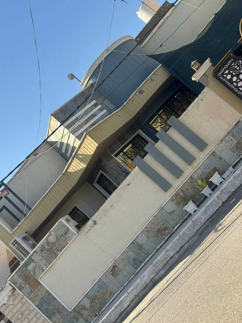 دار للبيع مكان مميز جدا 
طابو صرف
نوع البناء طابوق جمهوري السقف صب كونكريت إشراف وتنفيذ مهندس مدني
العنوان / /بابل المدحتيه
حي الحوراء الطابو شارع المنتزه ثاني بلوك 
المساحة//٢٥٠متر
خدمات كامله من ماء وكهرباء وتبليط
ومجاري خارجيه

تفاصيل البيت طابق واحد
استقبال 
صاله كبيره
كلدور
عدد الغرف ٢
مطبخ 
مناور 
طارمه 
كراج كبير
مجمع صحيات داخليه وخارجيه
سنة البناء حديث
للاستفسار الاتصال على الرقم ***********
