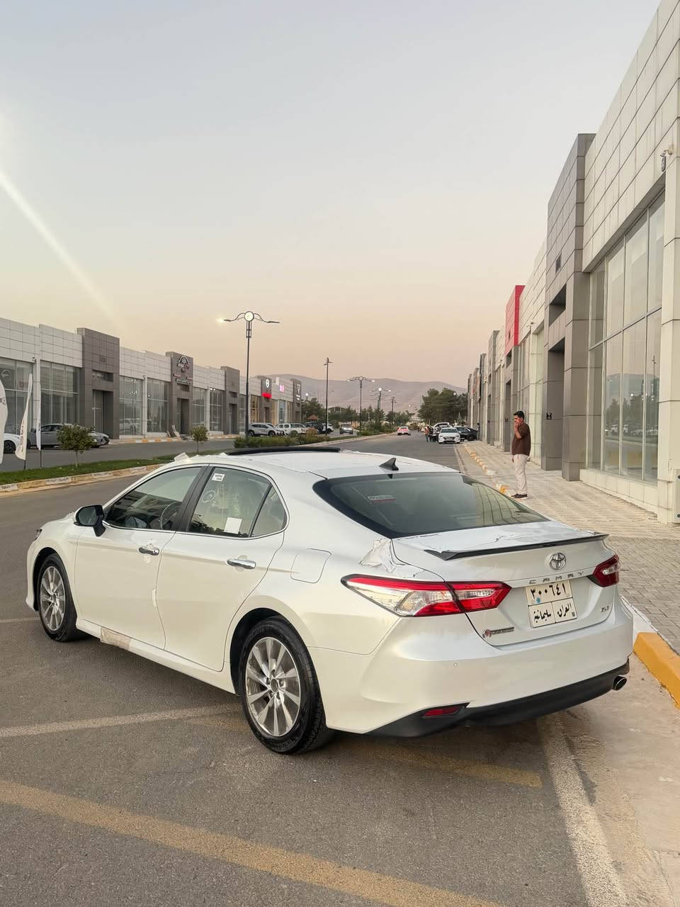Toyota camry2020 
سەيارەکە نمونەي لە جواني
سفري شەريکەيە يەک دەستە
٤٨ هەزار ڕۆشتوە
دەعاميەکانيشي بۆياخي نييە
١ دو پەلە ساردي هەيە 
سەيارەکە قەپات مواسەفاتە
هەموو گياني بە شەرت
سعري ٢١٨$
***********
*********** السليمانية, العراق
