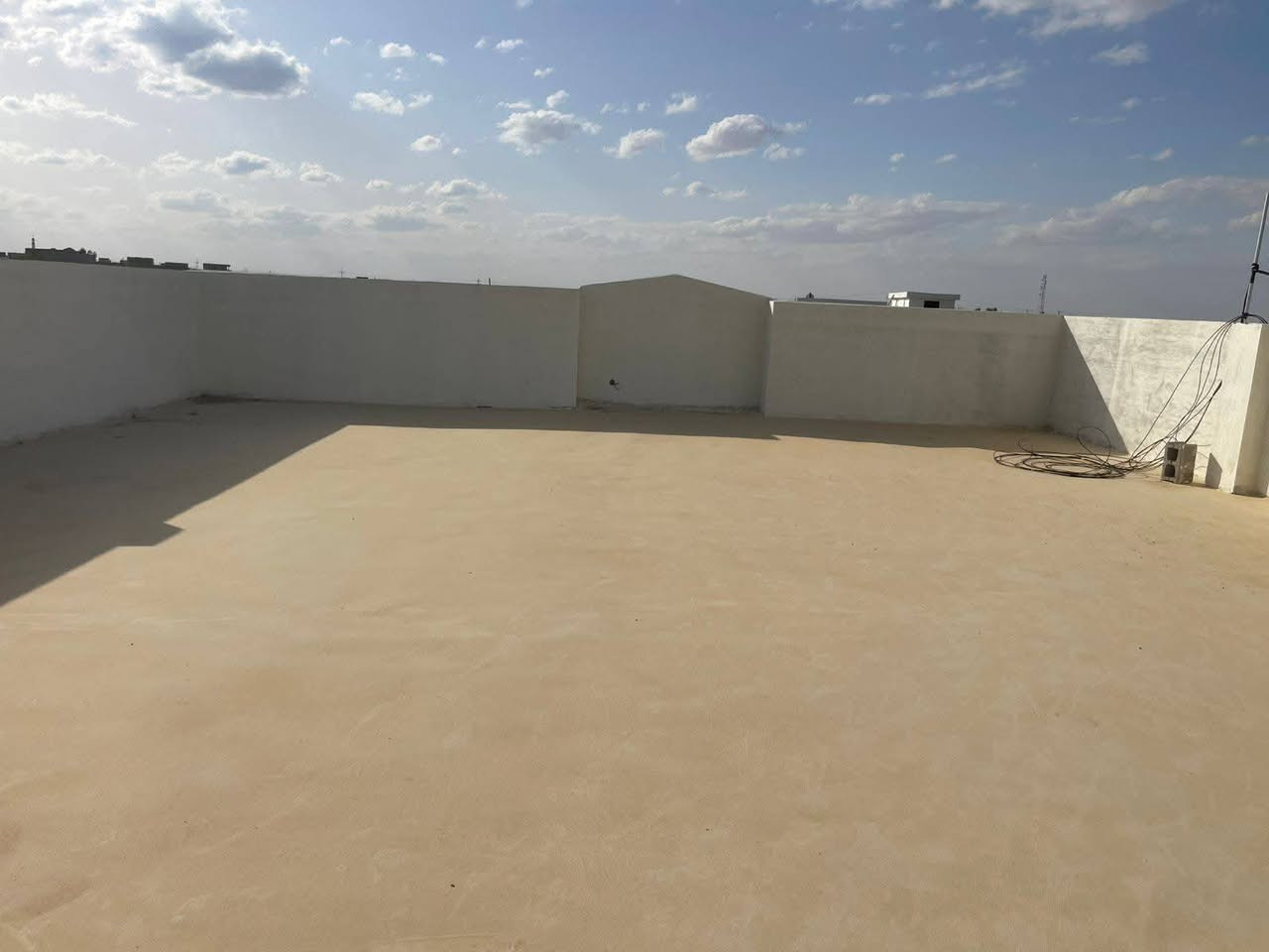 بيت للبيع في ناحية اليرموك زنكوره  على الشارع السايدين بيت جديد غير مسكون تم البناء على يد مهندس رباط ارضي بناء حجر وسمنت كتمل البناء قبل شهر تقريبا مساحة البناء 250 متر المساحة الكلية 850 خارطه حلوه مرتبه يوجد مساحة داخل السياج يمكن بناء فيها بيت ثاني  او حديقة موجود كل الخدمات ماء كهرباء مدارس روضة ومدرسة اهليه واسواق مركز صحي السعر 110 وبي مجال للشراي
